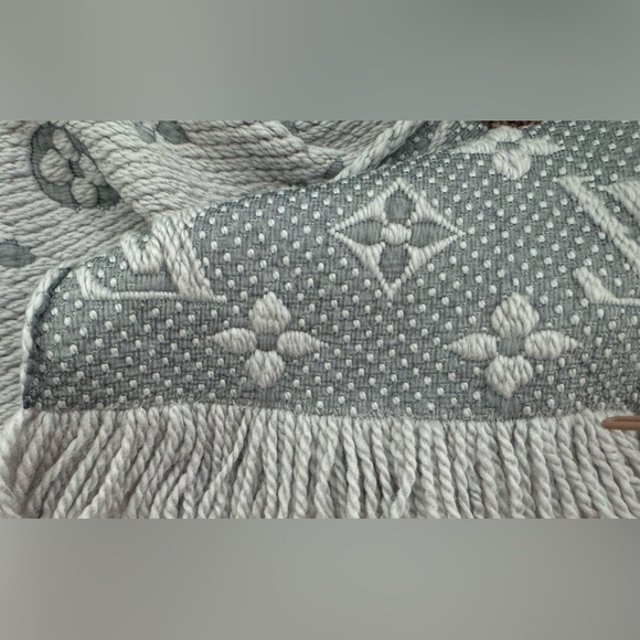 Authentic Logo Mania Scarf Louis Vuitton - Picture 11 of 14